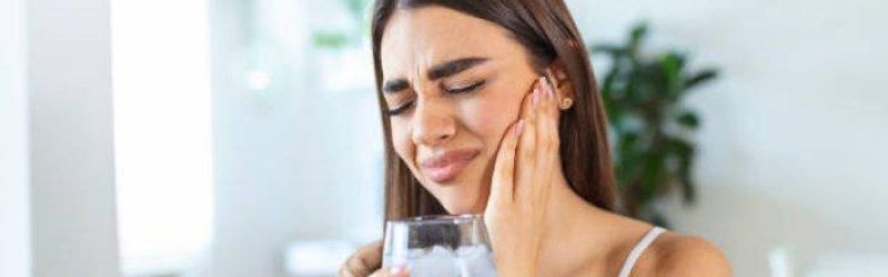 Cara Mengatasi Gigi Ngilu Saat Minum Air Dingin dan Penyebabnya